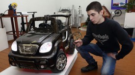 Денис Дашдан демонстрирует стенд для изучения подключения автомобильной сигнализации