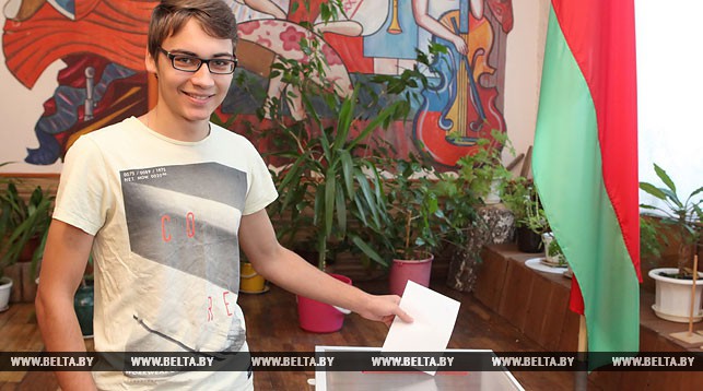 Избиратель из агрогородка Мичуринский Гомельского района учащийся Егор Трофимов голосует впервые