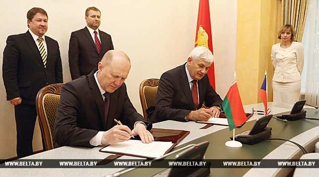 Владимир Кравцов и Милан Немец во время подписания меморандума