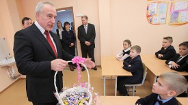 Николай Шерстнев вручает новогодний подарок ребятам