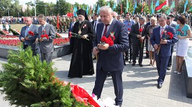 Цветы возлагает председатель Гомельского облисполкома Владимир Дворник