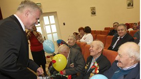 Станислав Зась вручает подарки ветеранам