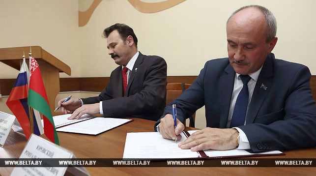 Во время подписания договора о сотрудничестве между профсоюзами Гродненской и Калининградской областей