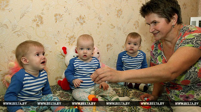 Социальная няня Лариса Александровна с малышами Матвеем, Данилом и Александром Гилясевыми.