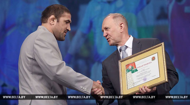 Владимир Кравцов вручает почетную грамоту бронзовому призеру Олимпийских игр в Рио Ибрагиму Саидову