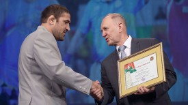 Владимир Кравцов вручает почетную грамоту бронзовому призеру Олимпийских игр в Рио Ибрагиму Саидову