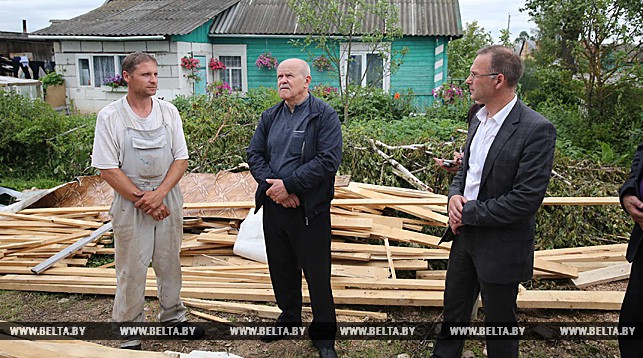 Леонид Анфимов ознакомился с ликвидацией разрушений после урагана в Шарковщине