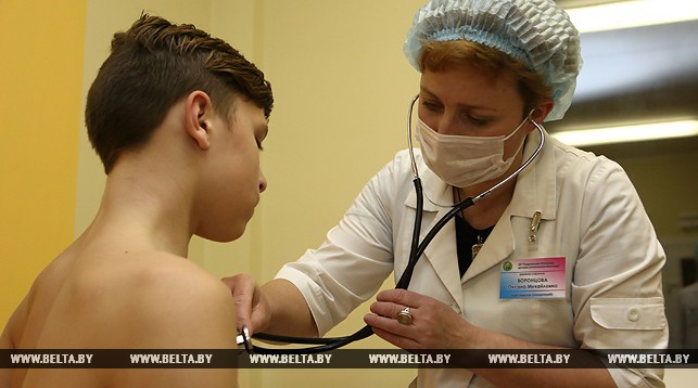Врач педиатр, заведующая приемным отделением Оксана Воронцова обследует детей