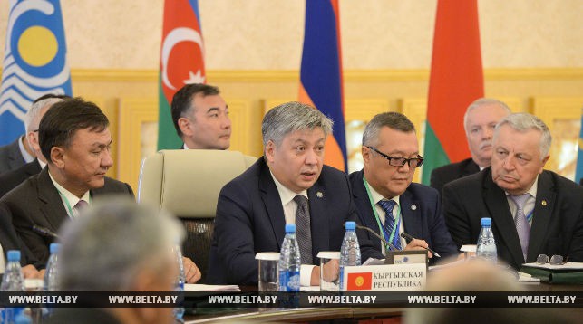 Во время заседания. В центре - министр иностранных дел Кыргызстана Эрлан Абдылдаев.