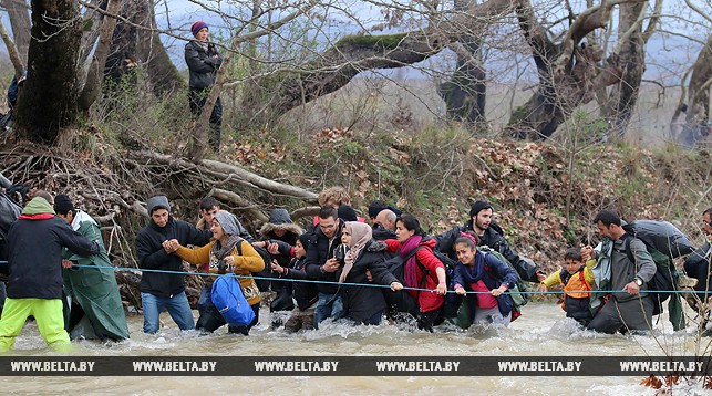 Беженцы пытаются пересечь границу. Фото Синьхуа - БелТА