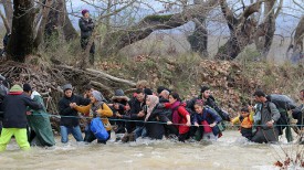 Беженцы пытаются пересечь границу. Фото Синьхуа - БелТА