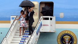 Барак Обамам с семьей в Аэропорту Ганы. Фото Синьхуа-БЕЛТА.