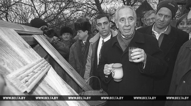 Шимон Перес в деревне Вишнево у колодца, который стоит на месте, где был когда-то дом его семьи. 1998 год