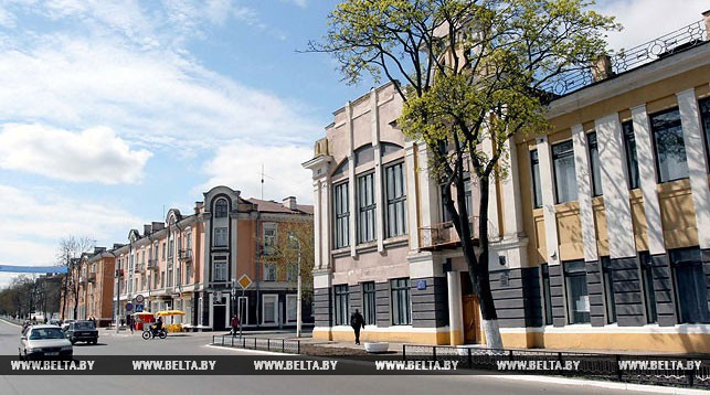 Памятник архитектуры 19-го века - здание земской управы и улица Ленина города Рогачева