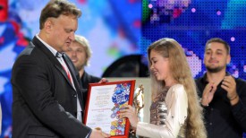 Виктор Бабарыкин вручает награду Анастасии Гладилиной