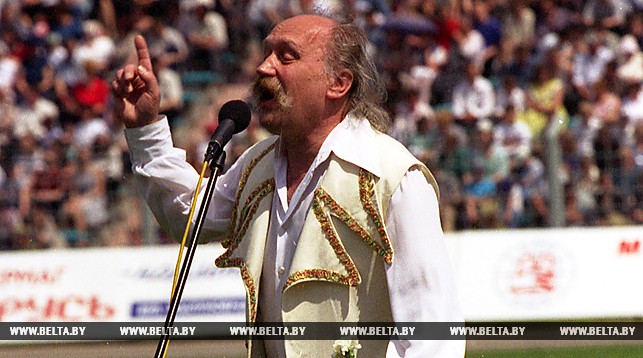 Владимир Мулявин выступает на празднике тракторозаводцев. Май 1999 года