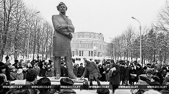 Во время открытия памятника Максиму Богдановичу. Минск, 9 декабря 1981 года