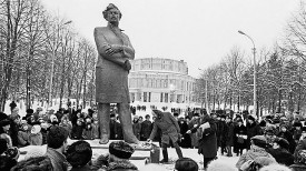 Во время открытия памятника Максиму Богдановичу. Минск, 9 декабря 1981 года