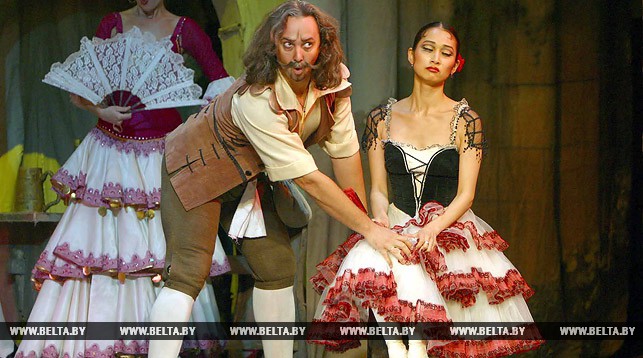Сцена из классического балета "Дон Кихот" в исполнении танцовщиков Белорусского государственного музыкального театра.