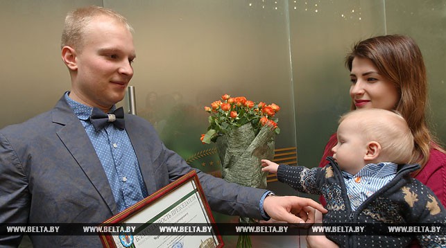 Жена с сыном поздравляют Илью Чергейко (пулевая стрельба)