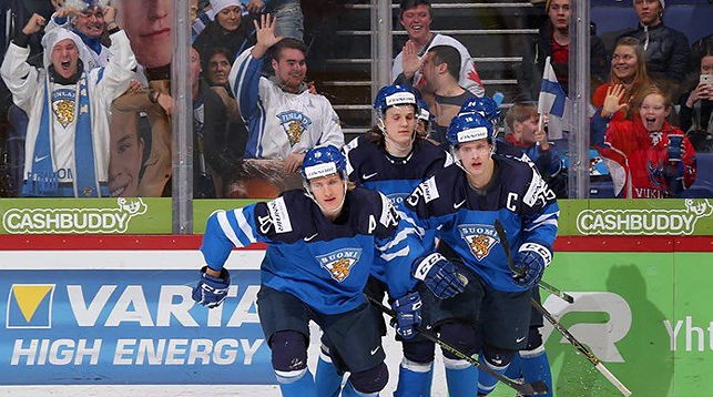 Сборная Финляндии празднует выход в финал чемпионата мира