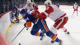 Михаил Грабовский (№ 84) сражается за шайбу с хоккеистами &quot;Детройта&quot;. Фото &quot;Айлендерс&quot;