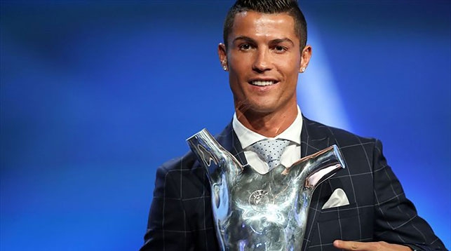 Криштиану Роналду с призом лучшему футболисту Европы. Фото УЕФА
