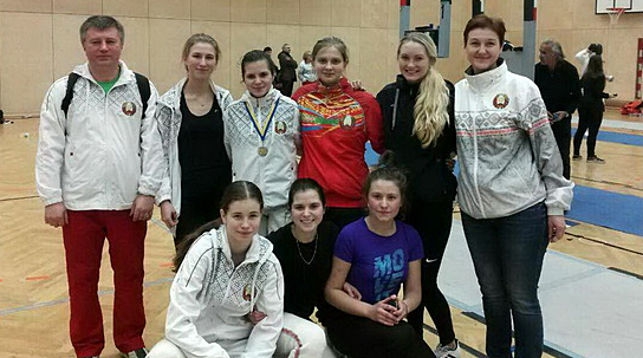 Яна Андреенко (в центре). Фото Белорусской федерации фехтования