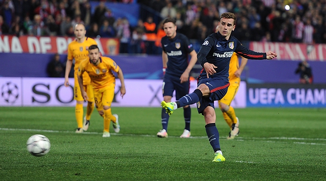 Антуан Гризманн забивает второй мяч в ворота "Барсы". Фото официального сайта УЕФА