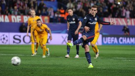 Антуан Гризманн забивает второй мяч в ворота &quot;Барсы&quot;. Фото официального сайта УЕФА