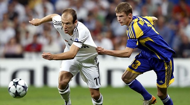 Павел Нехайчик (справа) сражается с Арьеном Роббеном в матче Лиги чемпионов-2008/2009 "Реал" - БАТЭ