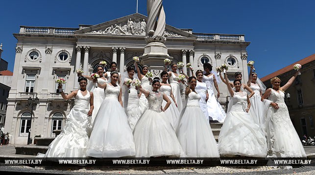 Невесты позируют для фото во время групповой свадьбы в Лиссабоне. Фото Синьхуа - БЕЛТА.