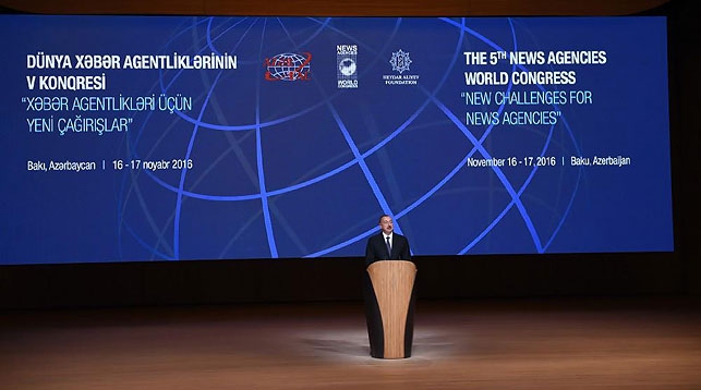 Ильхам Алиев во время выступления на церемонии открытия V Всемирного конгресса новостных агентств