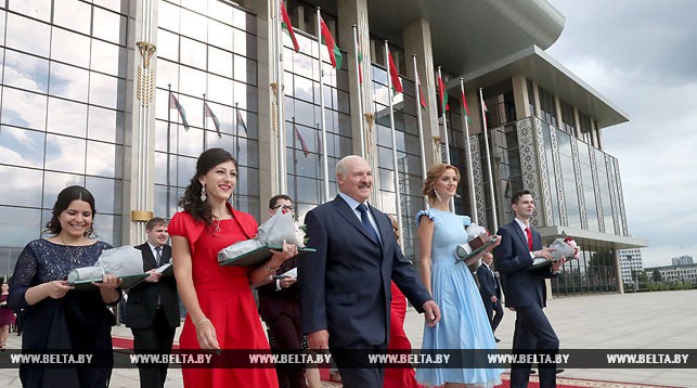 Александр Лукашенко с выпускниками