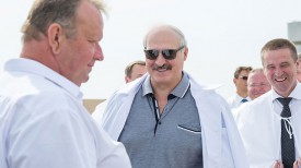 Александр Лукашенко во время посещения молочно-товарной фермы &quot;Квасевичи&quot; в Ивацевичском районе