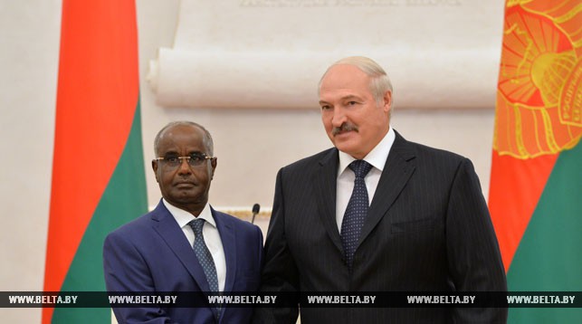 Чрезвычайный и Полномочный Посол Джибути в Беларуси по совместительству Мохамед Али Камиль и Президент Беларуси Александр Лукашенко