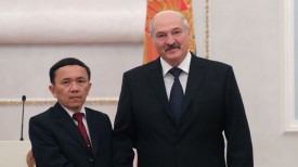 Чрезвычайный и Полномочный Посол Лаоса в Беларуси по совместительству Сивиенгпхет Пхетворасак и Президент Беларуси Александр Лукашенко