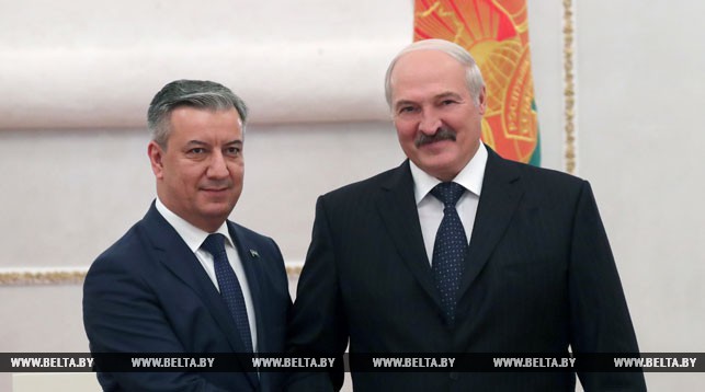 Чрезвычайный и Полномочный Посол Узбекистана в Беларуси Бахром Ашрафханов и Президент Беларуси Александр Лукашенко