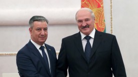 Чрезвычайный и Полномочный Посол Узбекистана в Беларуси Бахром Ашрафханов и Президент Беларуси Александр Лукашенко