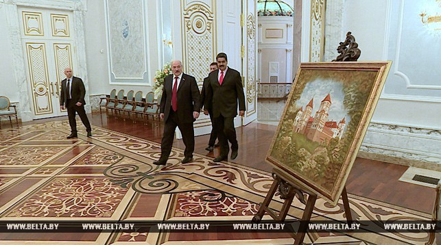Александр Лукашенко и Николас Мадуро у гобелена с изображением Мирского замка