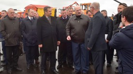 Александр Лукашенко во время рабочей поездки в Слуцкий район