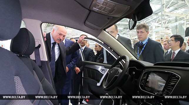 Александр Лукашенко во время посещения завода СЗАО "БелДжи"
