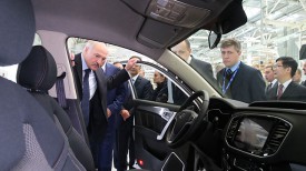 Александр Лукашенко во время посещения завода СЗАО &quot;БелДжи&quot;
