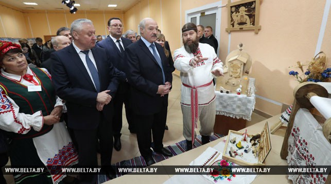 Александр Лукашенко во время посещения Будо-Кошелевского центрального районного дома культуры
