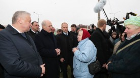 Александр Лукашенко во время общения с местными жителями