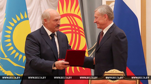 Александр Лукашенко вручает почетный знак ОДКБ I степени Николаю Бордюже