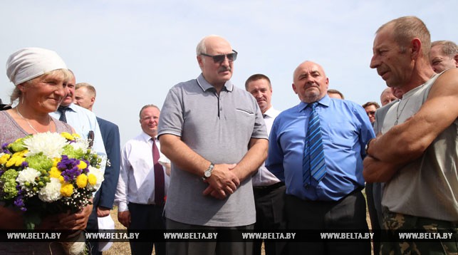 Александр Лукашенко общается с комбайнерами Ириной и Николаем Хоружими