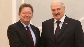 Президент Беларуси Александр Лукашенко и Чрезвычайный и Полномочный Посол Украины в Беларуси Игорь Кизим