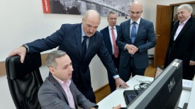 Александр Лукашенко во время посещения офиса ООО &quot;И-Экс-Пи Кэпитал&quot;