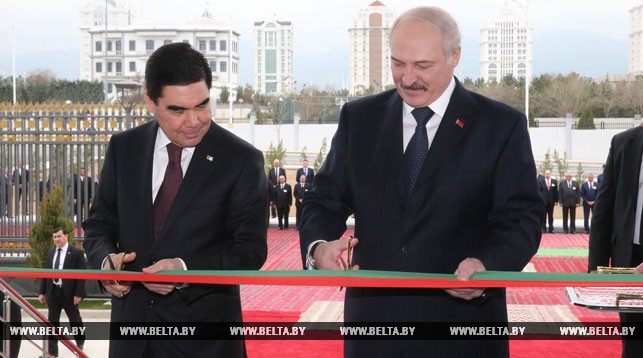Гурбангулы Бердымухамедов и Александр Лукашенко во время церемонии